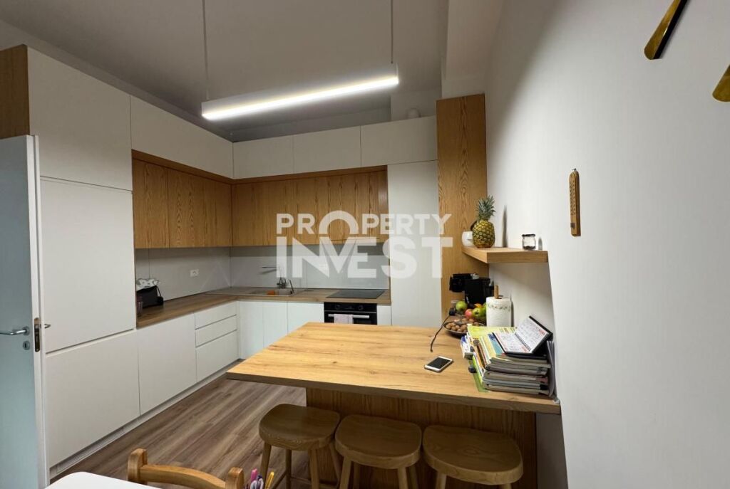 Shitet Apartament 2+1+2 me 2 Ballkone dhe Post Parkimi , Pazar i Ri,Sheshi Avni Rustemi,Hoxha Tasim