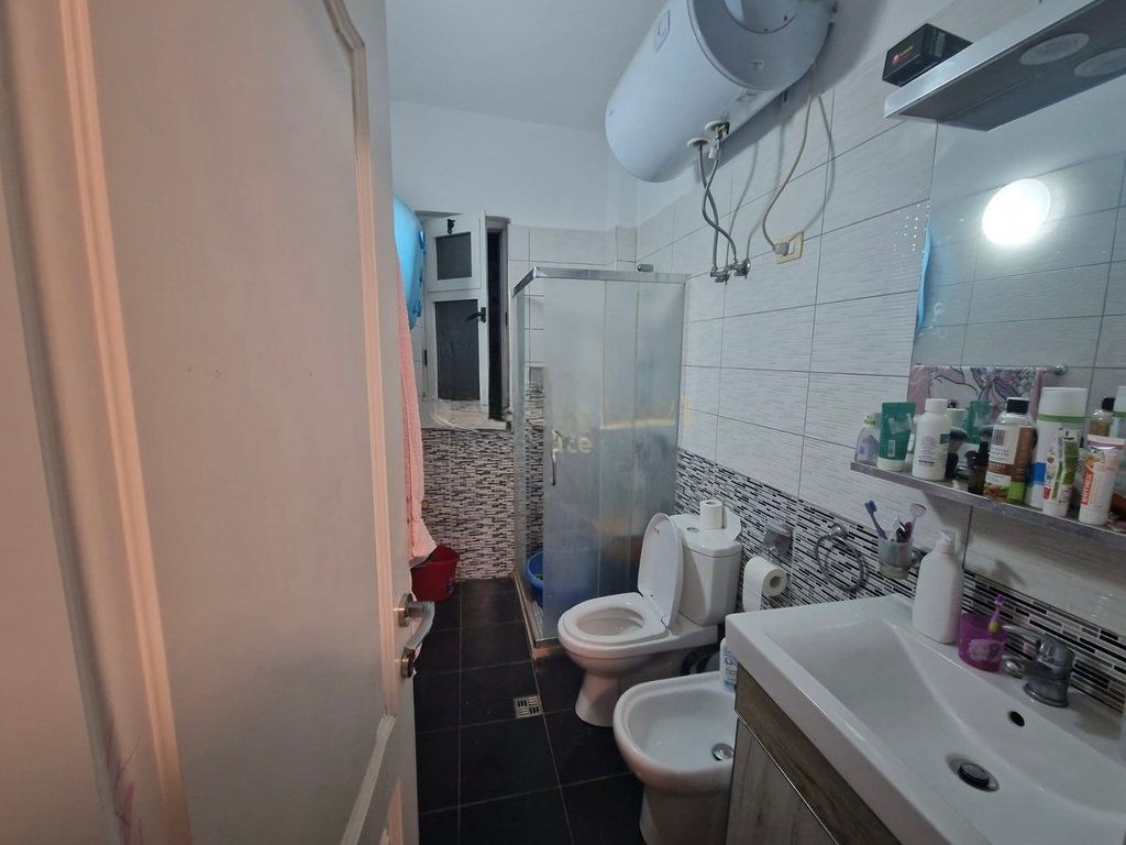 Shitet apartament 1+1 ne rrugen Mine Peza