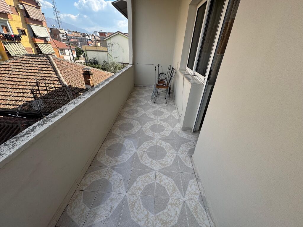 Affittasi appartamento 2+1  Indirizzo: Via Bardhyl di fronte alla scuola Cajupi  Terzo piano senza ascensore  Prezzo 500 mila lek trattabili