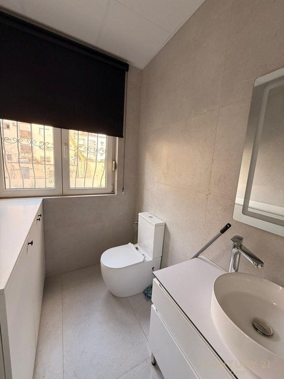 AMBIENT PER ZYRA ME QERA PERBALL TOPTANIT