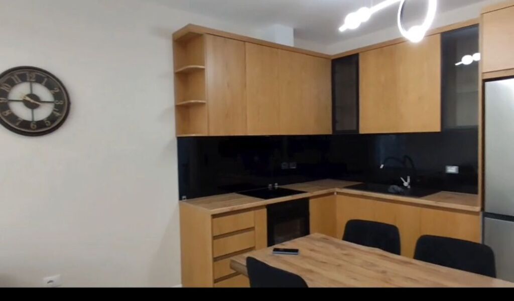 APARTAMENT 1+1 ME QERA – ISH STACIONI I TRENIT, TIRANË
