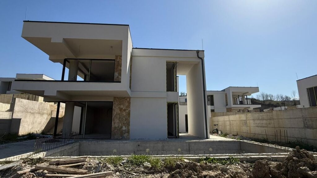 🏡 Vilë në Shitje me pishine – Farkë, Lisi i Artë