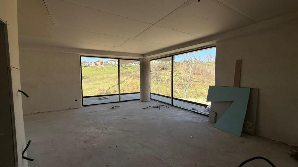 🏡 Vilë në Shitje me pishine – Farkë, Lisi i Artë