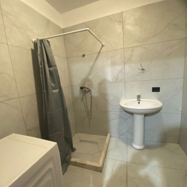Apartament me qera tek stacioni i trenit