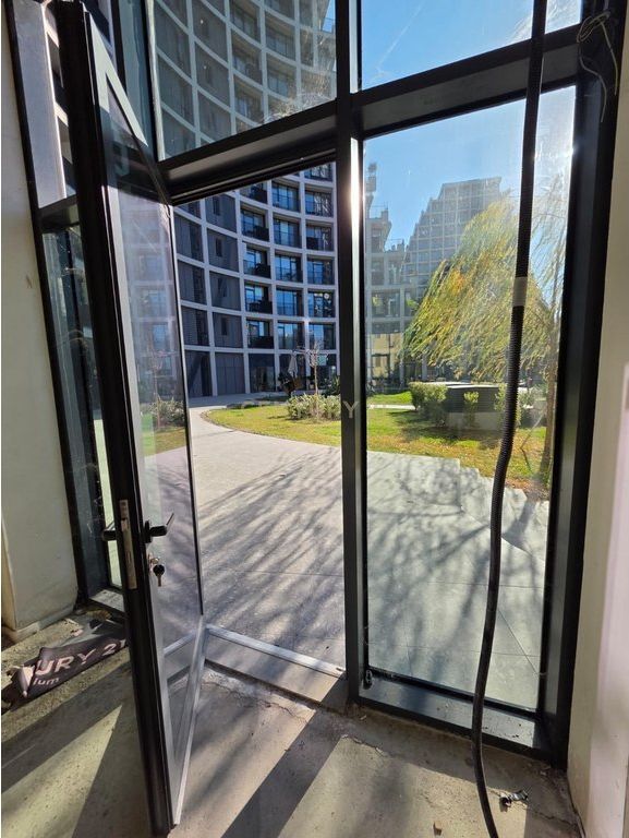 Jepet me qira një njësi komerciale në katin përdhe te Lake View Residence (Kulla D).