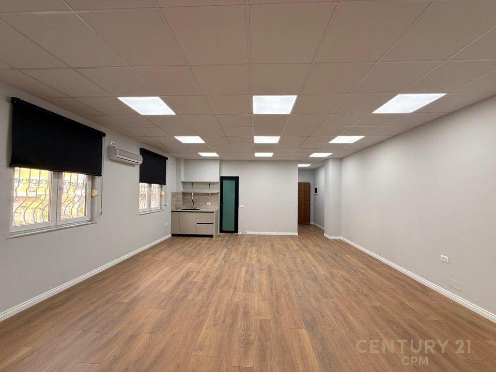 AMBIENT PER ZYRA ME QERA PERBALL TOPTANIT