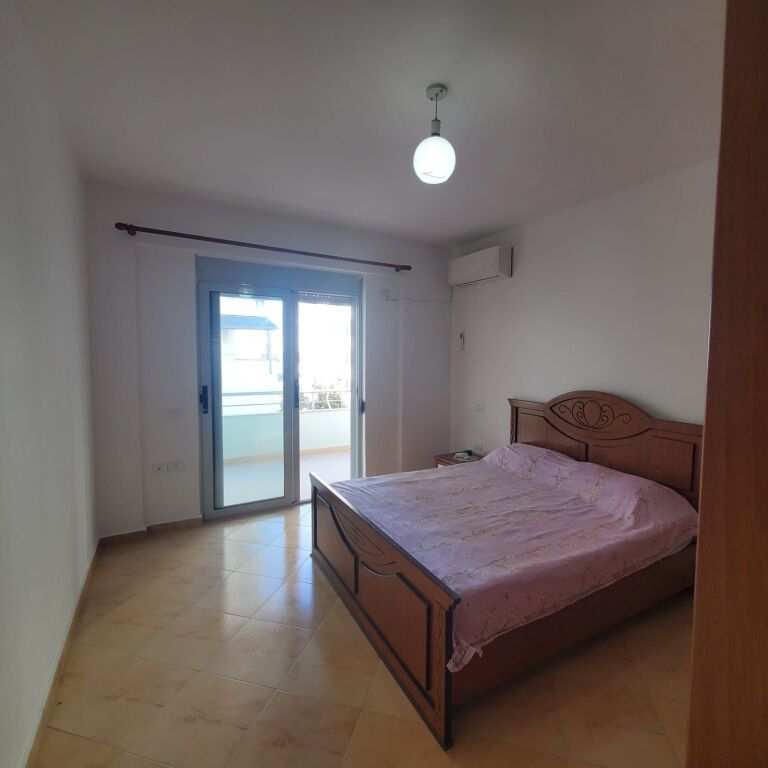 SHITET APARTAMENT 2+1 NË LUNGOMARE – PAMJE ANËSORE NGA DETI