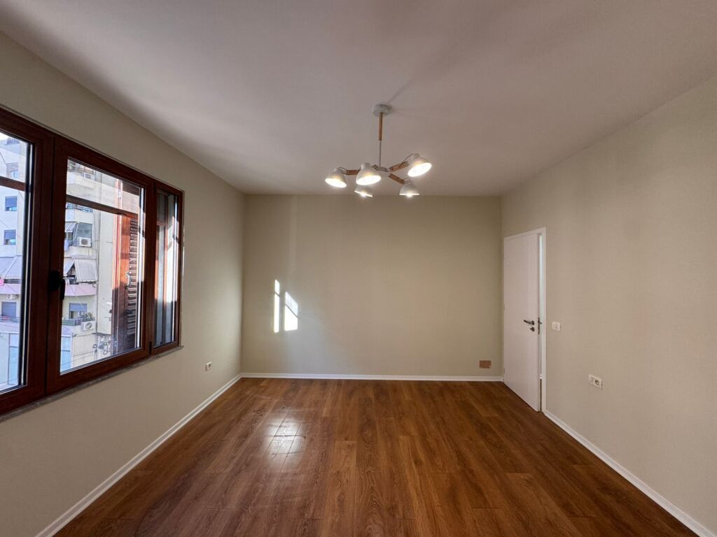 Apartament 2+1  per shitje tek zona e Astirit, prane Arc Hotel.