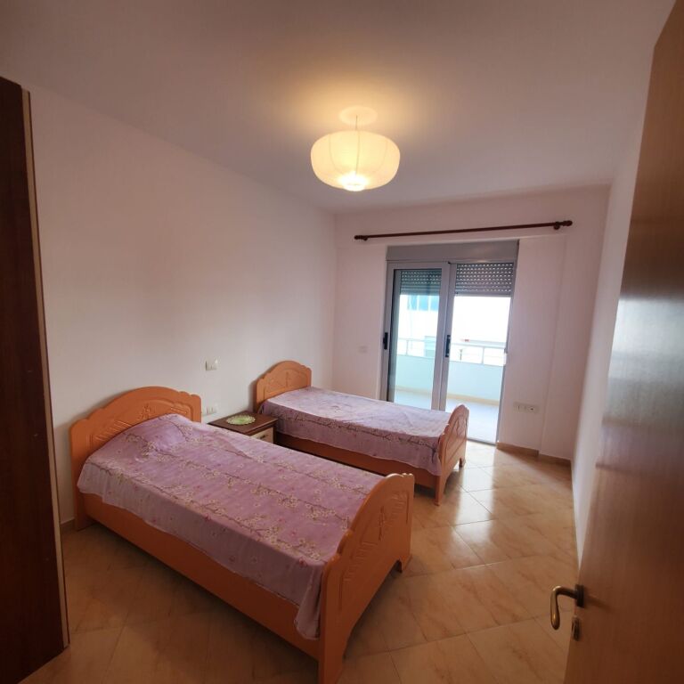 SHITET APARTAMENT 2+1 NË LUNGOMARE – PAMJE ANËSORE NGA DETI
