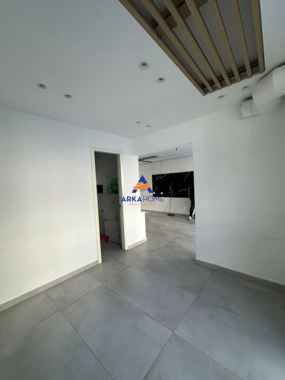 JEPET AMBIENT BIZNESI ME QERA BUZE RRUGE 60M2 "ISH PARKU" 130.000 LEKE