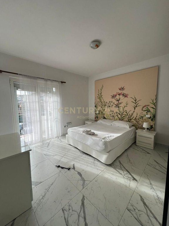 Jepet me qira kati i 2-të i një shtëpie private + papafingo, pranë Stadiumit, Durrës 500 € /Muaj