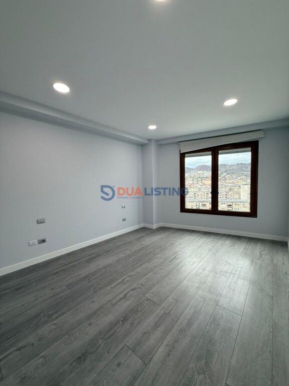 Qira, ambient 200 m², pranë hotel Hilton!
