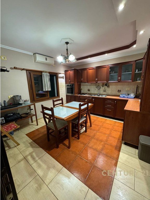 Shitet vilë 2 kate + papafingo në rrugën Jordan Misja! 285,000 € Sip. Totale  156m2