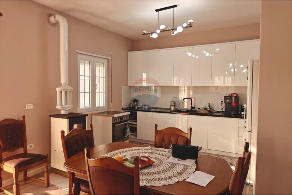 SHITET, APARTAMENT 3+1+2 me Verande , FRESKU