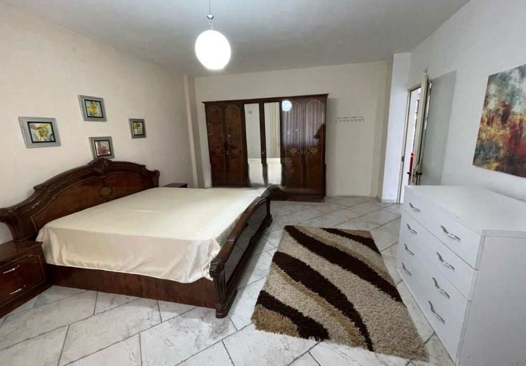 Jepet 2+1 dhe 2Parkime Kati 1 I Nje Vile shkolla e kuqe