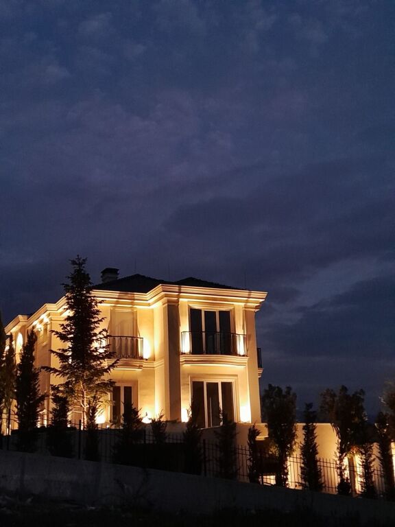 🏡 Vilë Luksoze në Shitje me 2 Pishina – Mjull-Bathore