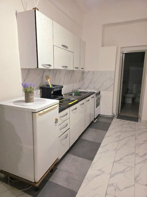 Jepet  me qera  apartament  1+1 te shallvaret