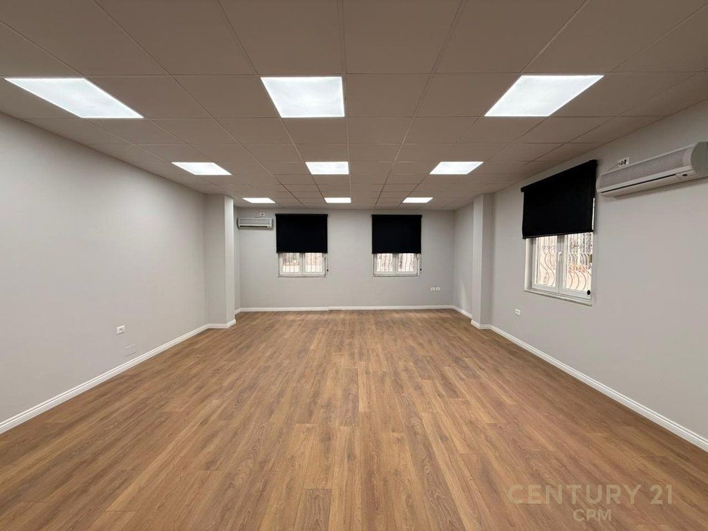 AMBIENT PER ZYRA ME QERA PERBALL TOPTANIT