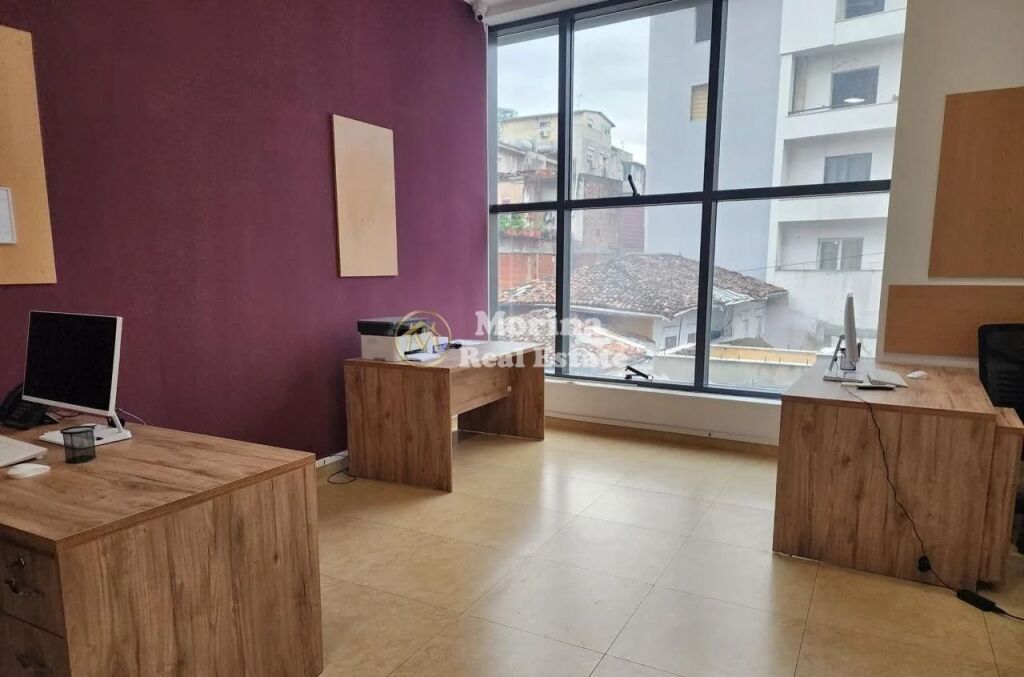Qera | Ambjent Biznesi | Rruga Myslym Shyri | 470 €/muaj