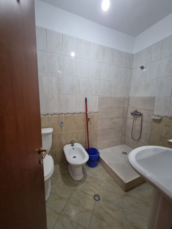 Apartament 3+1+2 me qera tek pallatet Cabenj.