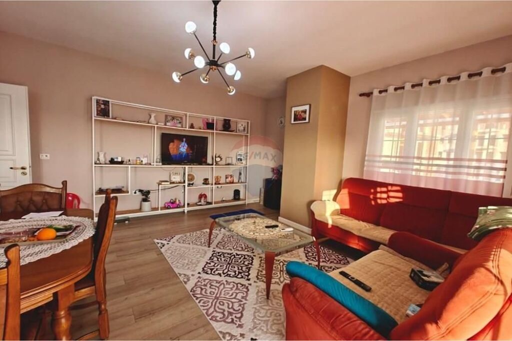 SHITET, APARTAMENT 3+1+2 me Verande , FRESKU