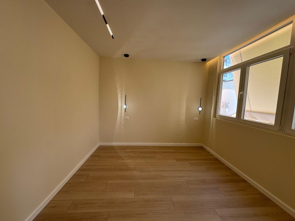 Apartament 1+1 ne shitje te Komuna e Parisit