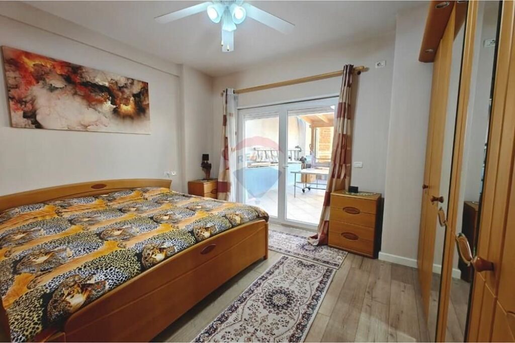 SHITET, APARTAMENT 3+1+2 me Verande , FRESKU