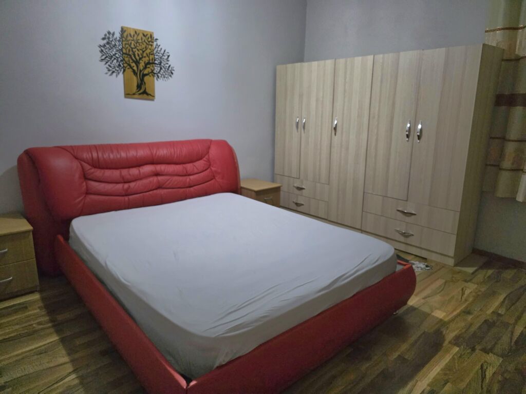 Jepet  me qera  apartament  1+1 te shallvaret