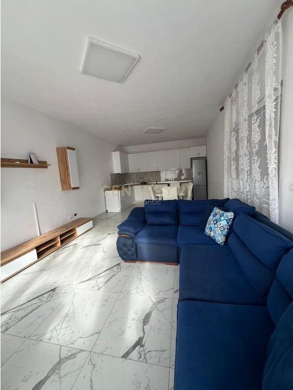 Jepet me qira kati i 2-të i një shtëpie private + papafingo, pranë Stadiumit, Durrës 500 € /Muaj