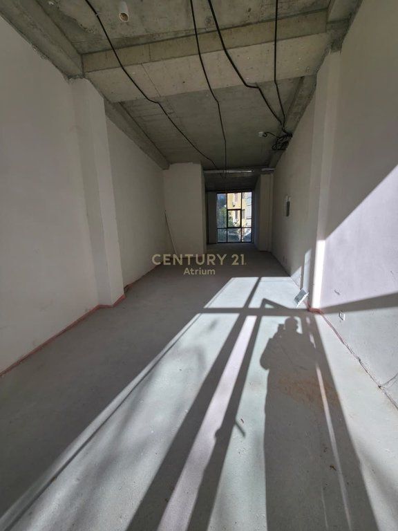 Jepet me qira një njësi komerciale në katin përdhe te Lake View Residence (Kulla D).