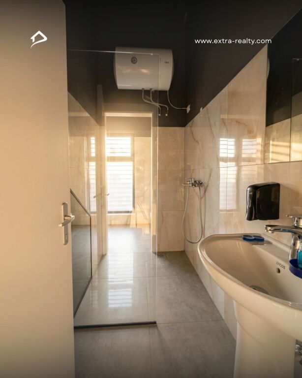 Ambjent me qira tek rruga Barrikadave openspace