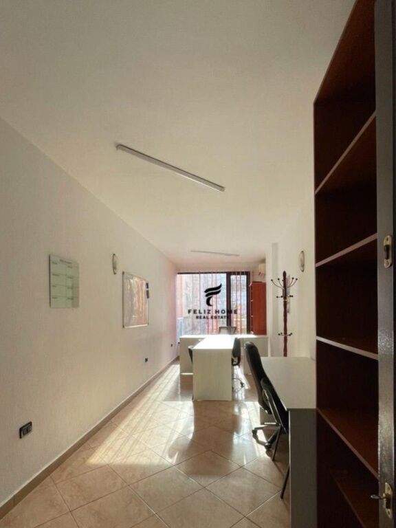 OFFICE FOR RENT 20 M2 WILLSON SQUARE 35,000 LEKE FH-64105