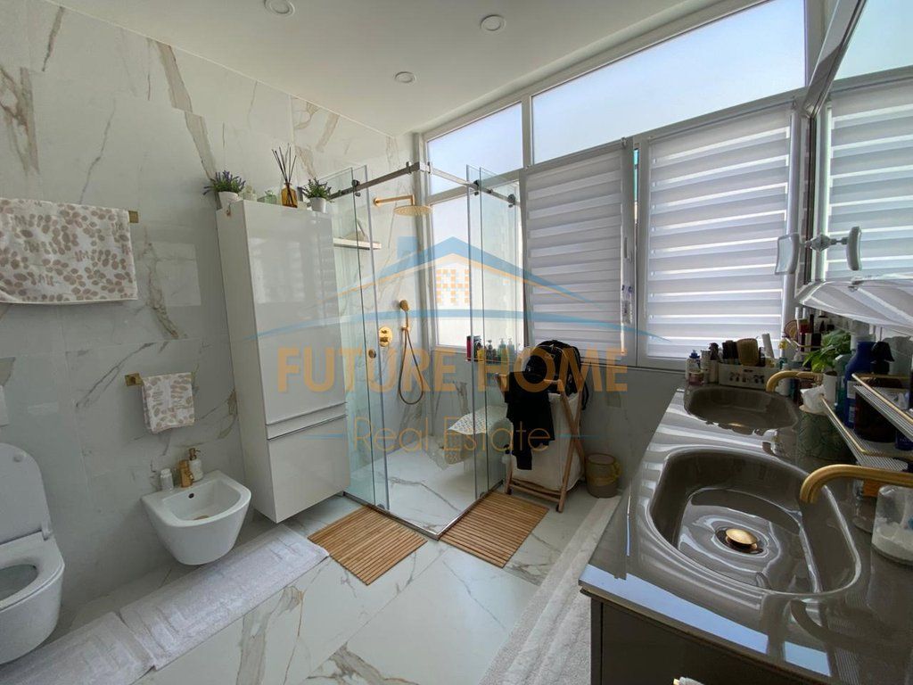 Shitet apartament 3+1+3 Liqeni i Thate