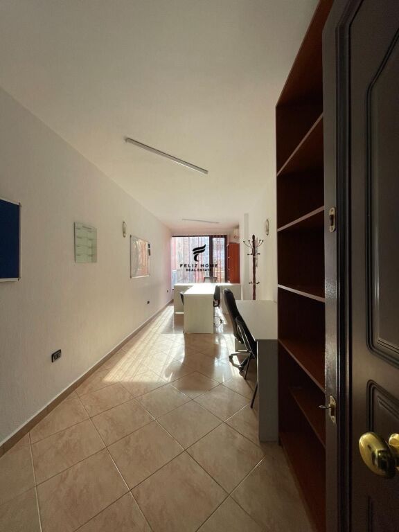 OFFICE FOR RENT 20 M2 WILLSON SQUARE 35,000 LEKE FH-64105