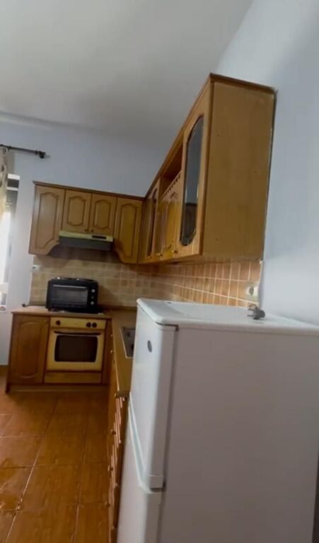 Apartment 1+1 for rent, near the United School (near the Faculty of Medicine) 400 thousand lek