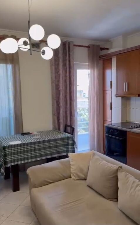 Apartament 2+1 me qira – Komuna e Parisit, pranë Kristal Center