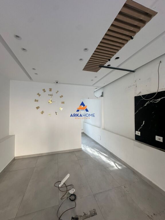 JEPET AMBIENT BIZNESI ME QERA BUZE RRUGE 60M2 "ISH PARKU" 130.000 LEKE