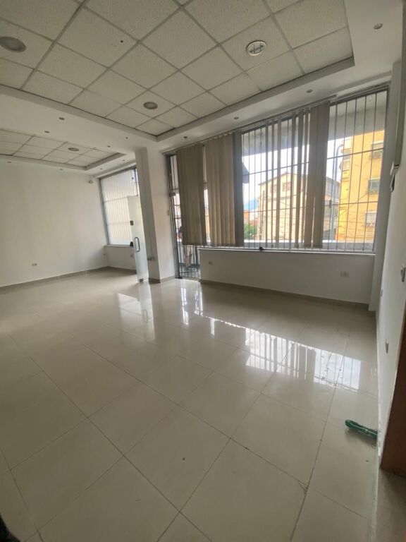 Vendita | Locale Commerciale | Via di Dibrës | 180000 €