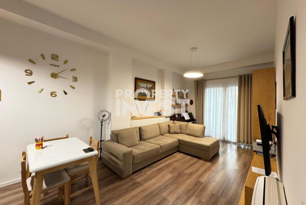 Shitet Apartament 2+1+2 me 2 Ballkone dhe Post Parkimi , Pazar i Ri,Sheshi Avni Rustemi,Hoxha Tasim