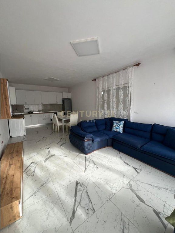 Jepet me qira kati i 2-të i një shtëpie private + papafingo, pranë Stadiumit, Durrës 500 € /Muaj