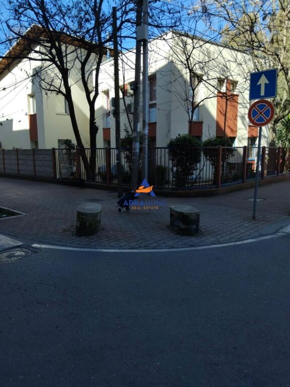 JEPET AMBIENT ME QERA 22M2 "RRUGA KONGRESI I LUSHNJES, 21 DHJETORI" 350 EURO