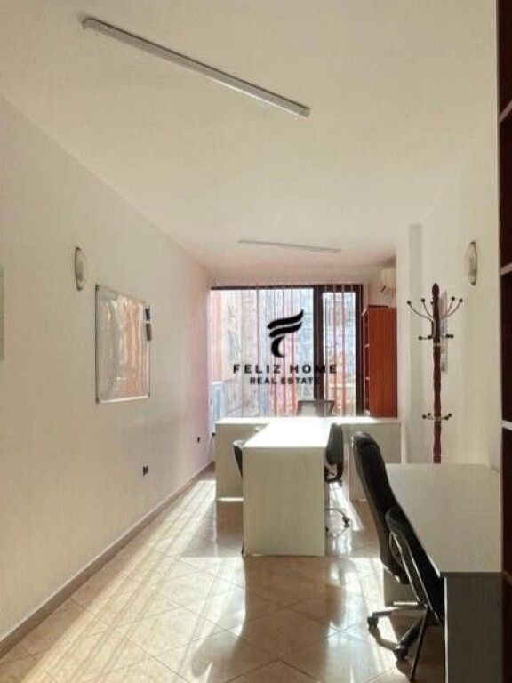 OFFICE FOR RENT 20 M2 WILLSON SQUARE 35,000 LEKE FH-64105