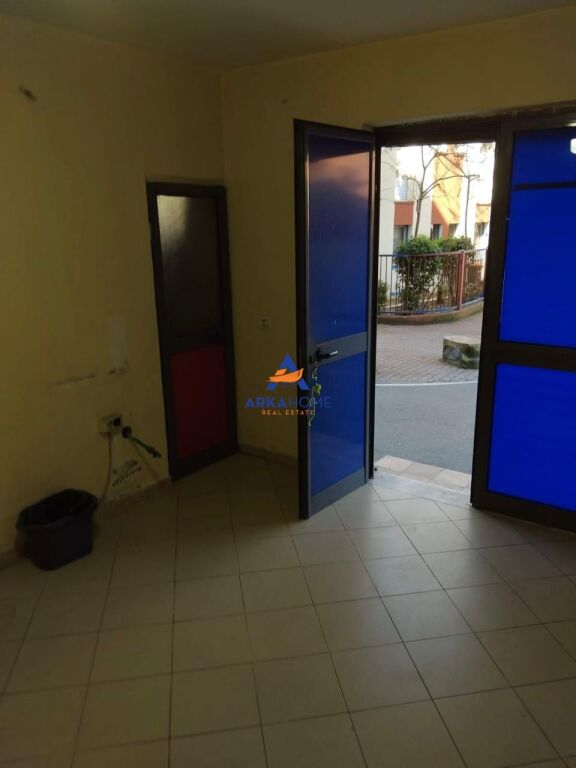 JEPET AMBIENT ME QERA 22M2 "RRUGA KONGRESI I LUSHNJES, 21 DHJETORI" 350 EURO