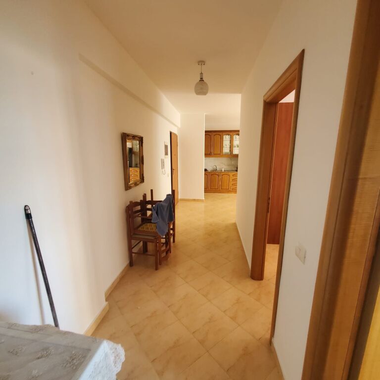 SHITET APARTAMENT 2+1 NË LUNGOMARE – PAMJE ANËSORE NGA DETI