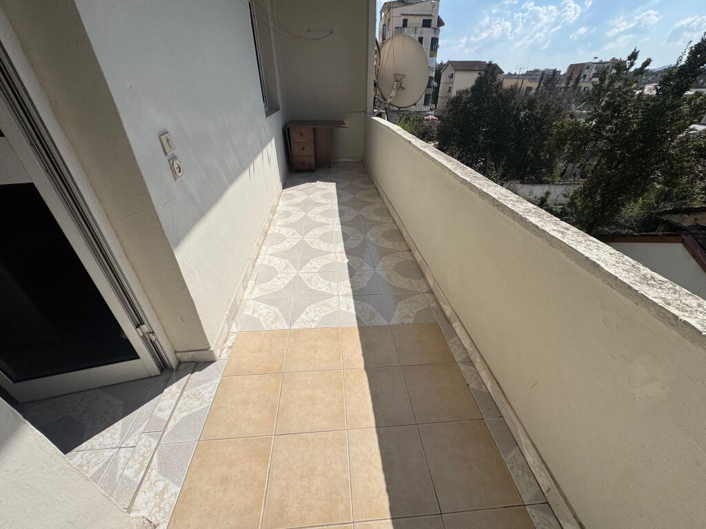 Affittasi appartamento 2+1  Indirizzo: Via Bardhyl di fronte alla scuola Cajupi  Terzo piano senza ascensore  Prezzo 500 mila lek trattabili