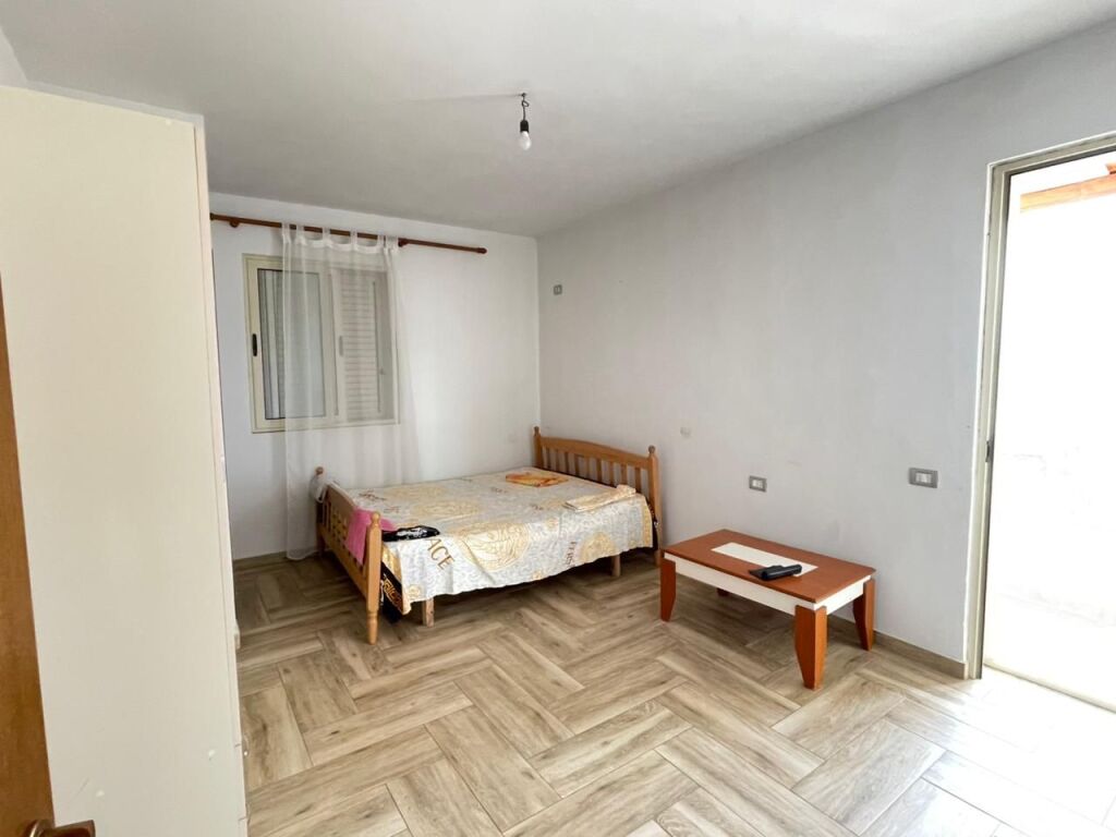 Jepet me qira apartament 2+1+2 pranë Spitalit, Durrës.