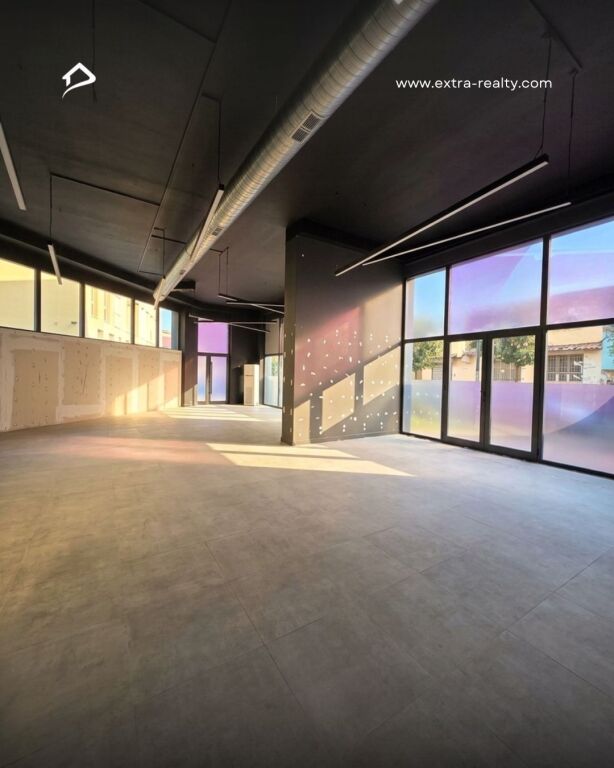 Ambjent me qira tek rruga Barrikadave openspace