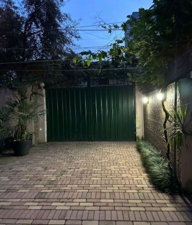 Jepet 2+1 dhe 2Parkime Kati 1 I Nje Vile shkolla e kuqe