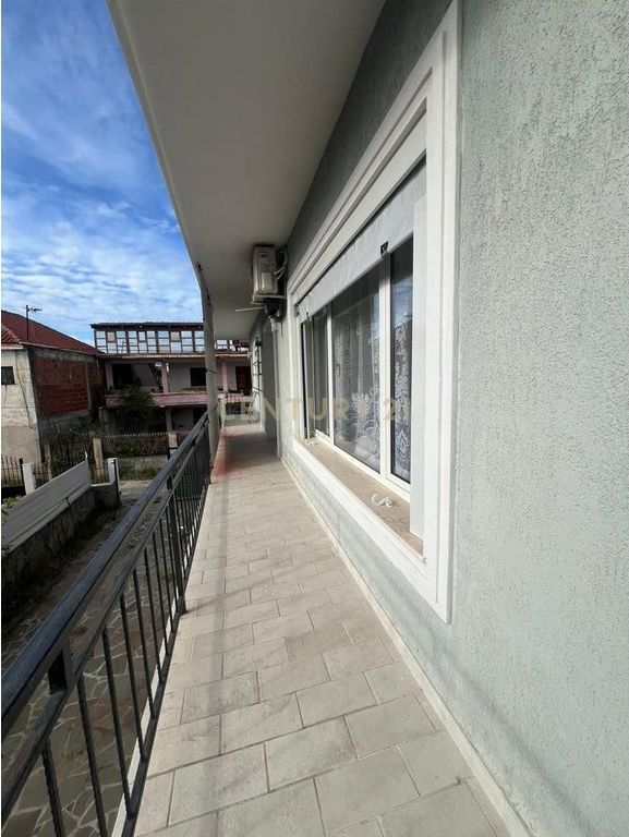 Jepet me qira kati i 2-të i një shtëpie private + papafingo, pranë Stadiumit, Durrës 500 € /Muaj