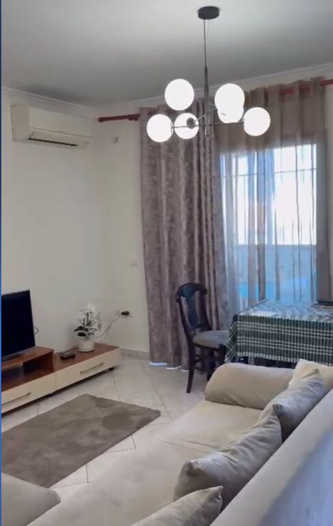 Apartament 2+1 me qira – Komuna e Parisit, pranë Kristal Center